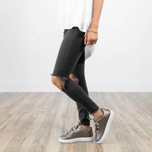 🎉HP 9/1🎉 💛Metallic Pewter Lace Up Sneaker